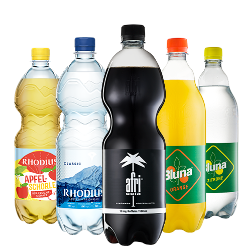 Verschiedene Petcycle-Flaschen mit 1 l von RHODIUS, afri Cola und Bluna stehen nebeneinander.